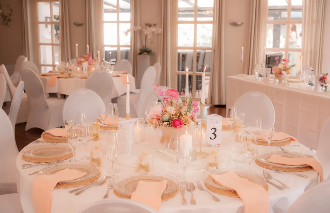 Feier mit runden Tischen in Rosa und Blumendekoration