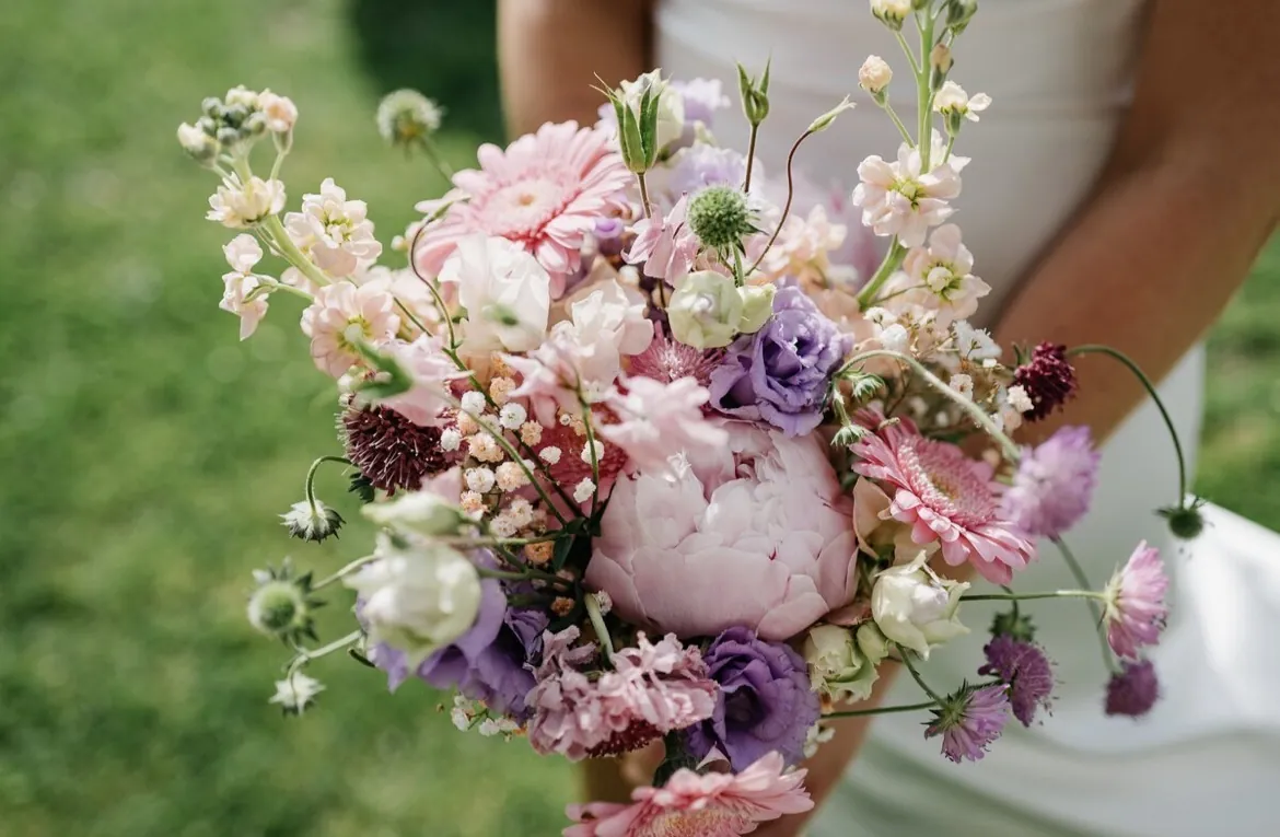 Brautstrauß in Rosa und Flieder mit Pfingstrosen und Wiesenblumen