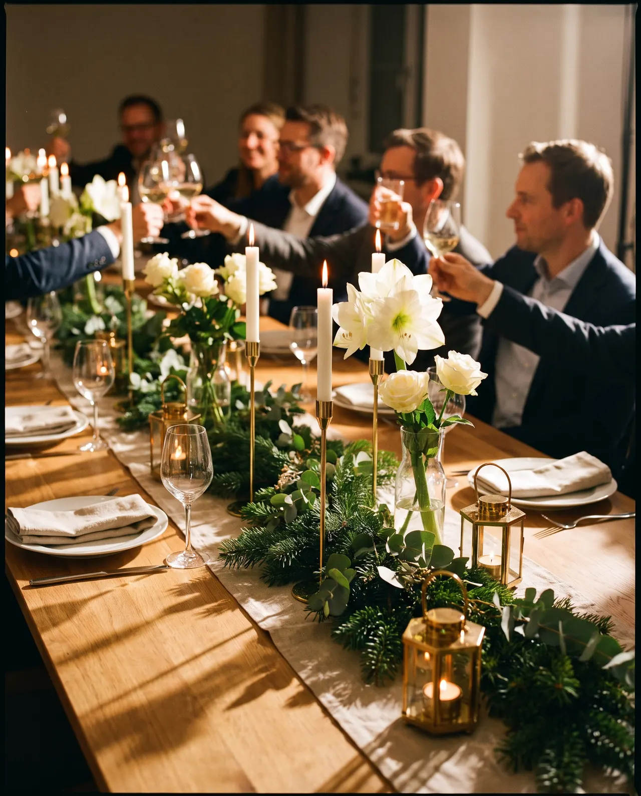 KI-generiertes Stimmungsbild: Weihnachtsfeier im Team an einer Tafel mit Tannengrün, weißen Blumen, Kerzen und Laternen