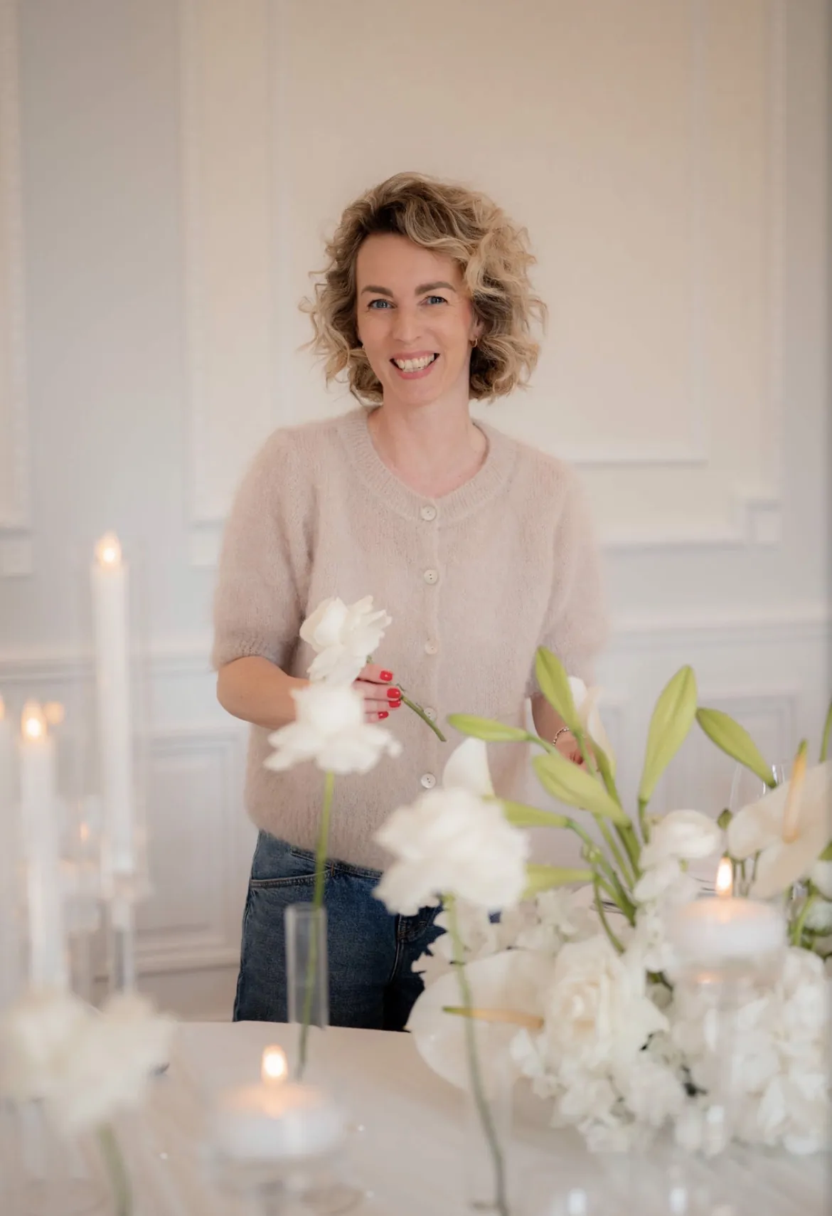 Mareen Hirschhäuser, Floristin und Inhaberin von Stil-Echt, mit weißen Blumen