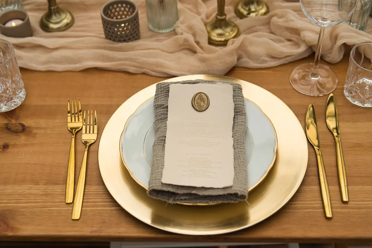 Tischdeko Boho Gold mit goldenen Platztellern, Kerzen in Taupe und Pokalvasen (Bild 4)