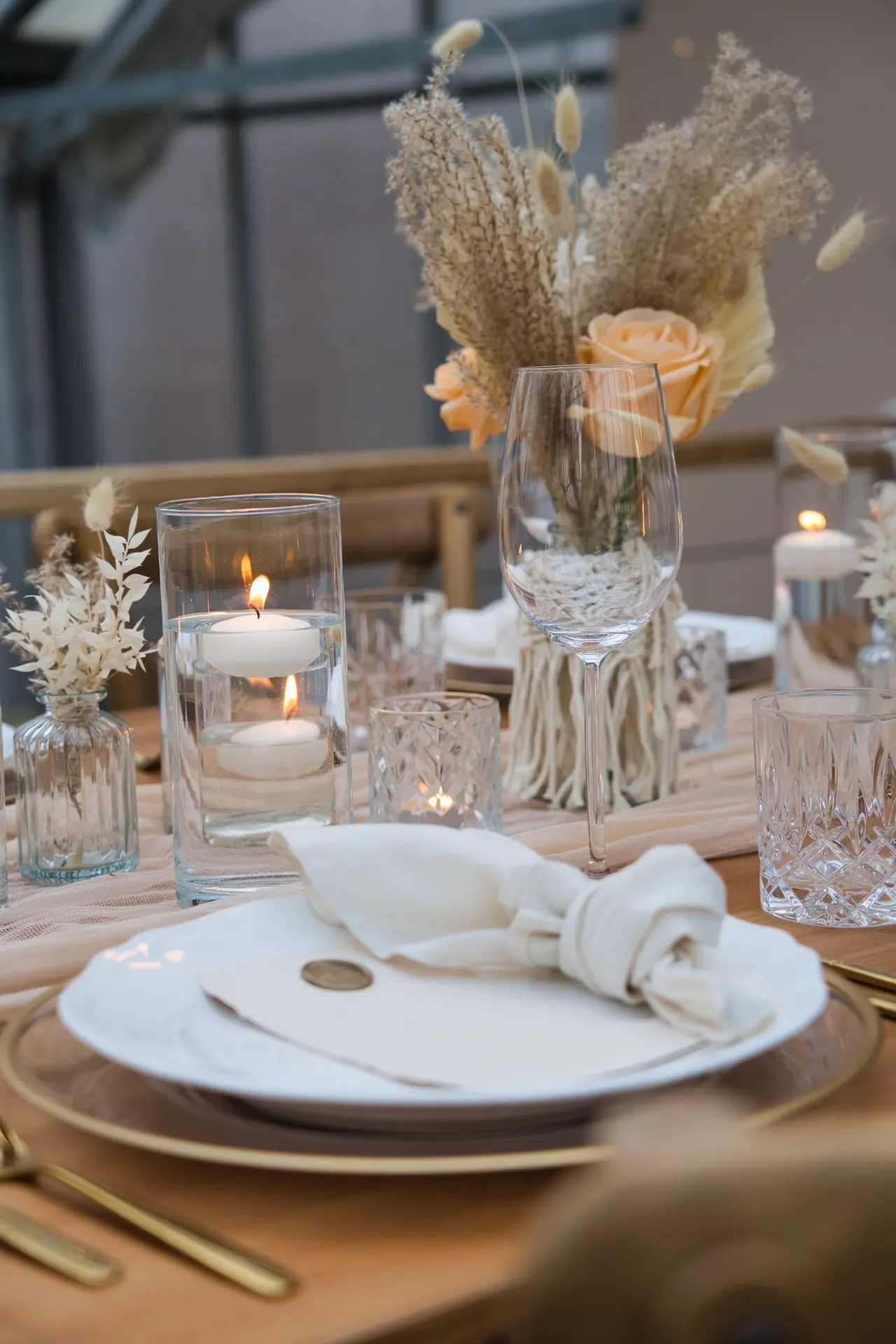 Tischdeko Boho Love in Blush und Creme mit Pampasgras und Schwimmkerzen (Bild 3)