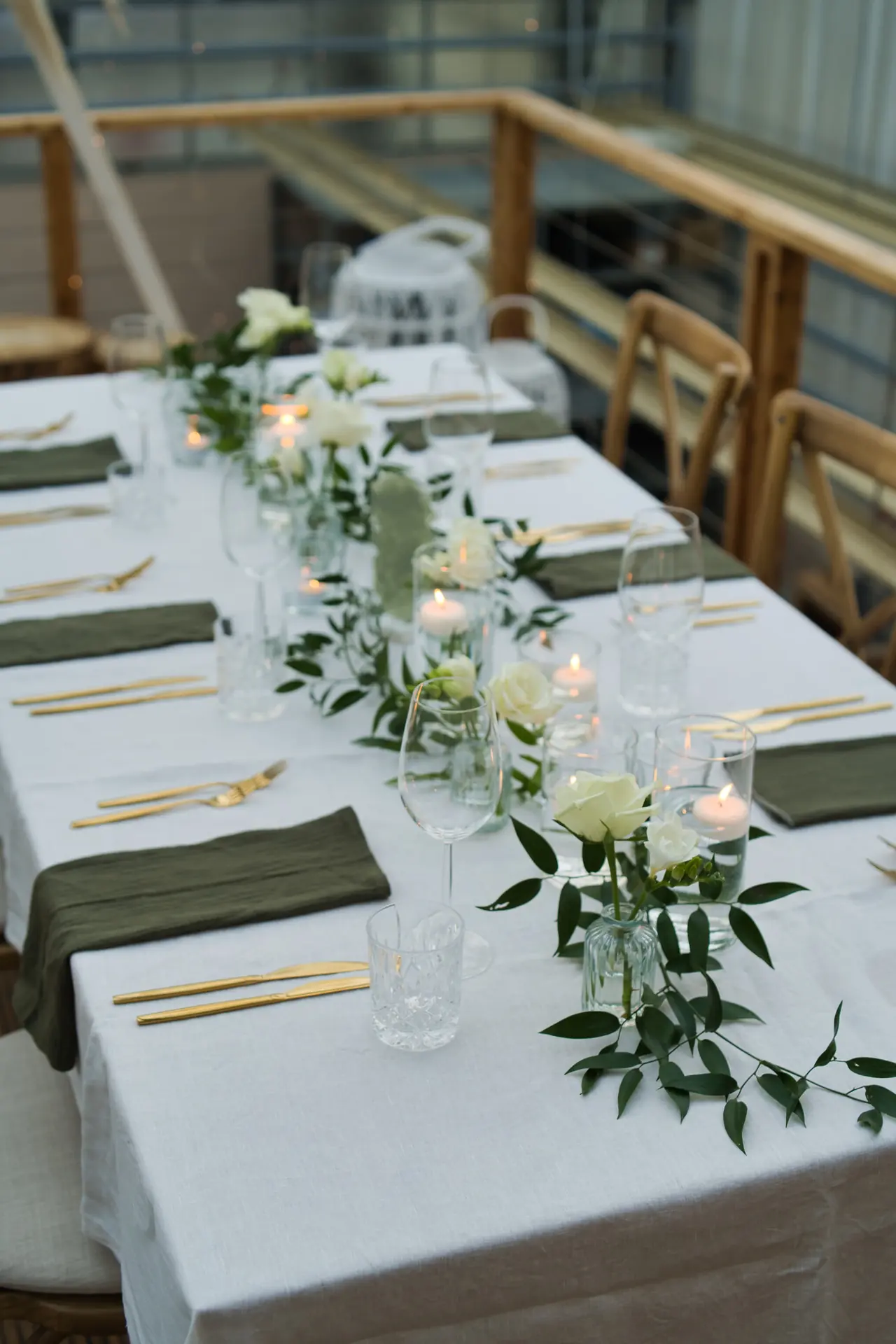 Tischdeko Greenery meets Elegance mit grüner Girlande und weißen Rosen (Bild 2)