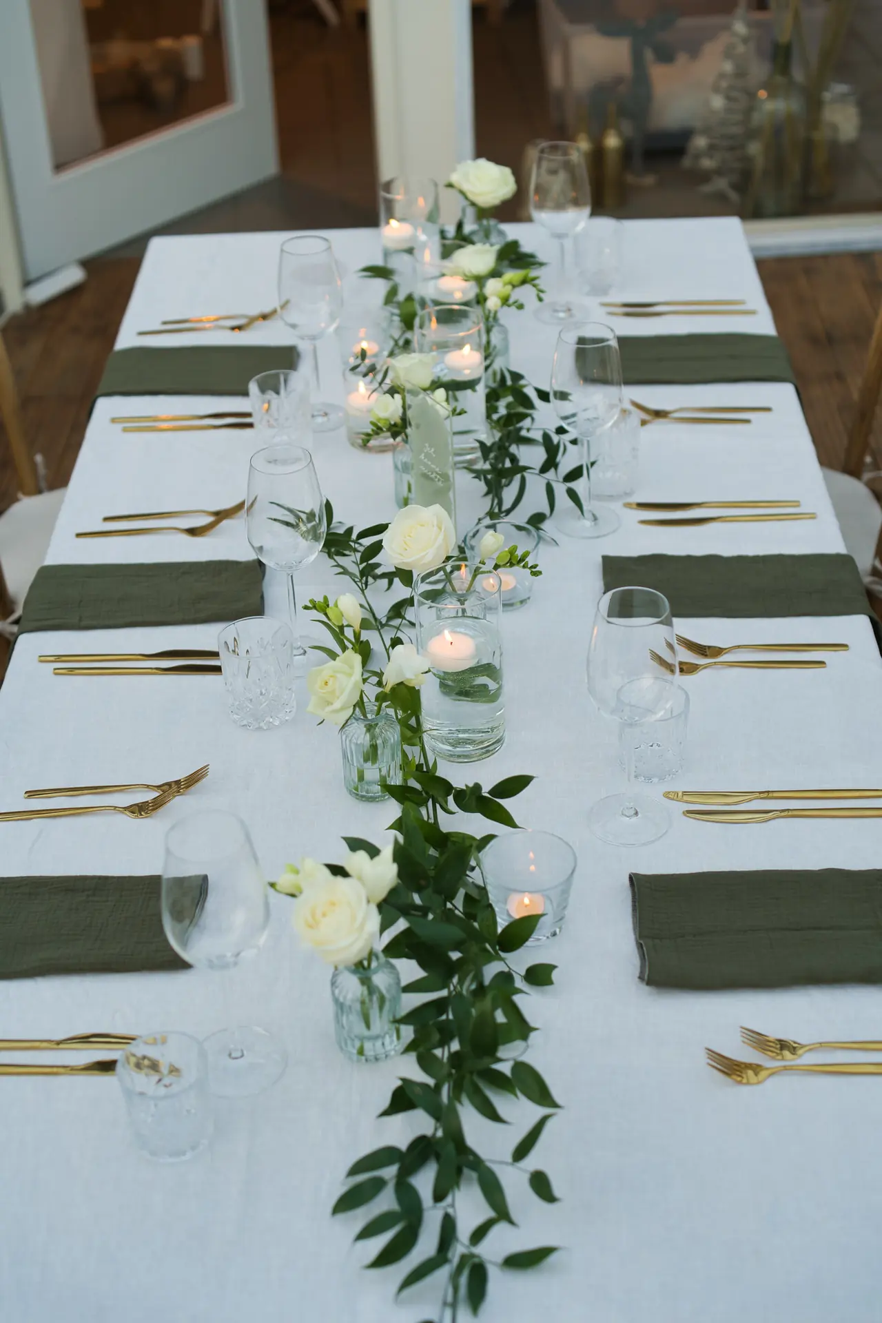 Tischdeko Greenery meets Elegance mit grüner Girlande und weißen Rosen (Bild 4)