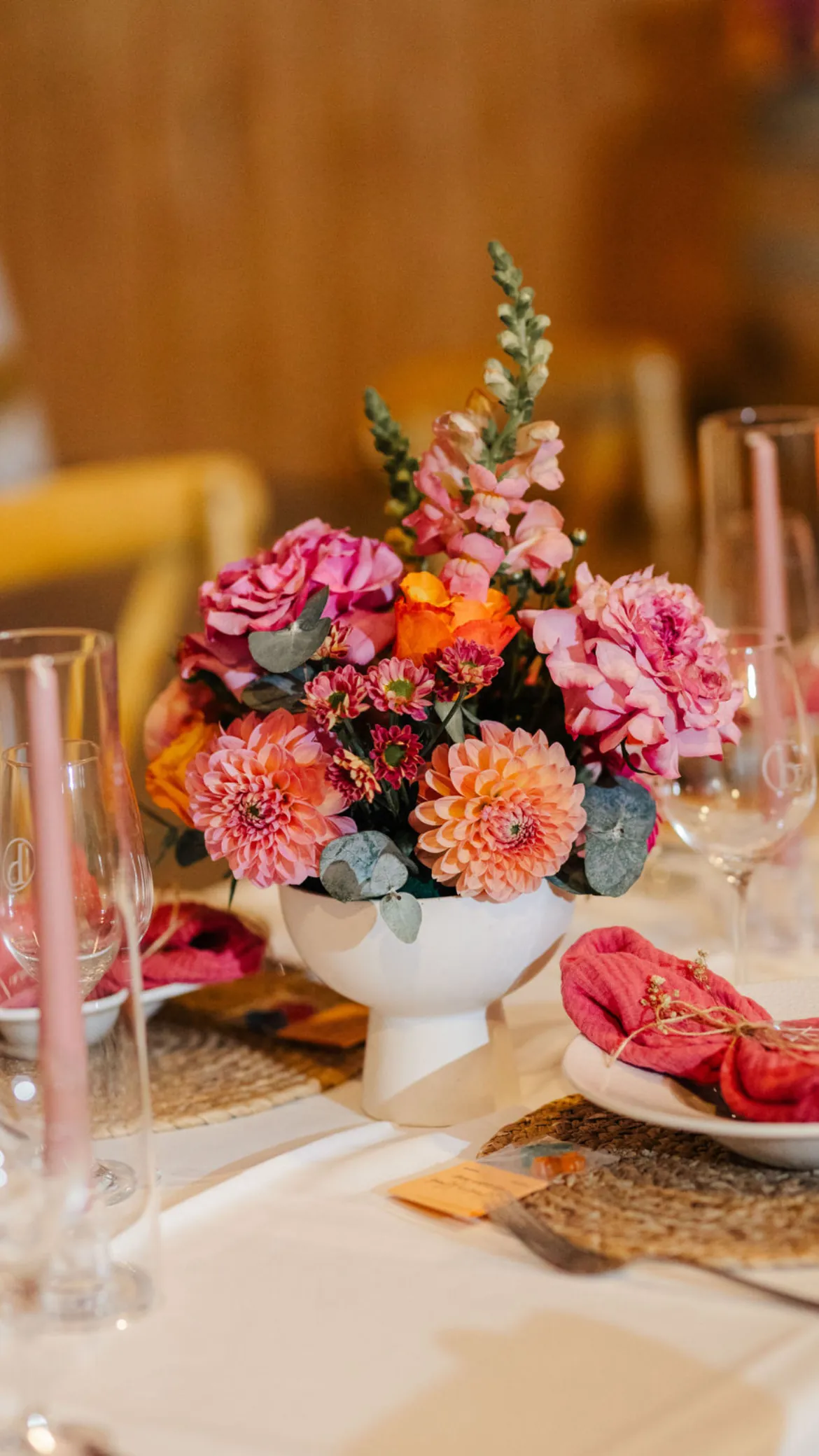 Tischdeko mit Dahlien in Pink und Orange in einer Schalenvase