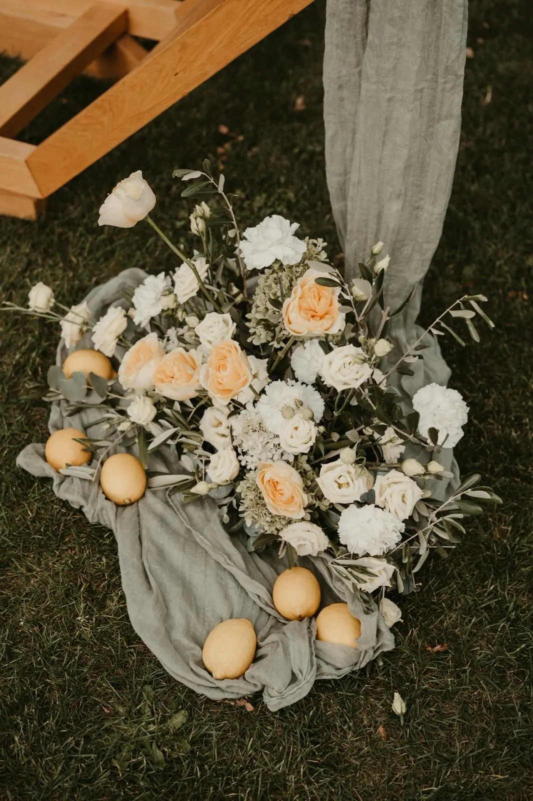 Bodengesteck mit Blumen in Pfirsich und Weiß bei einer freien Trauung