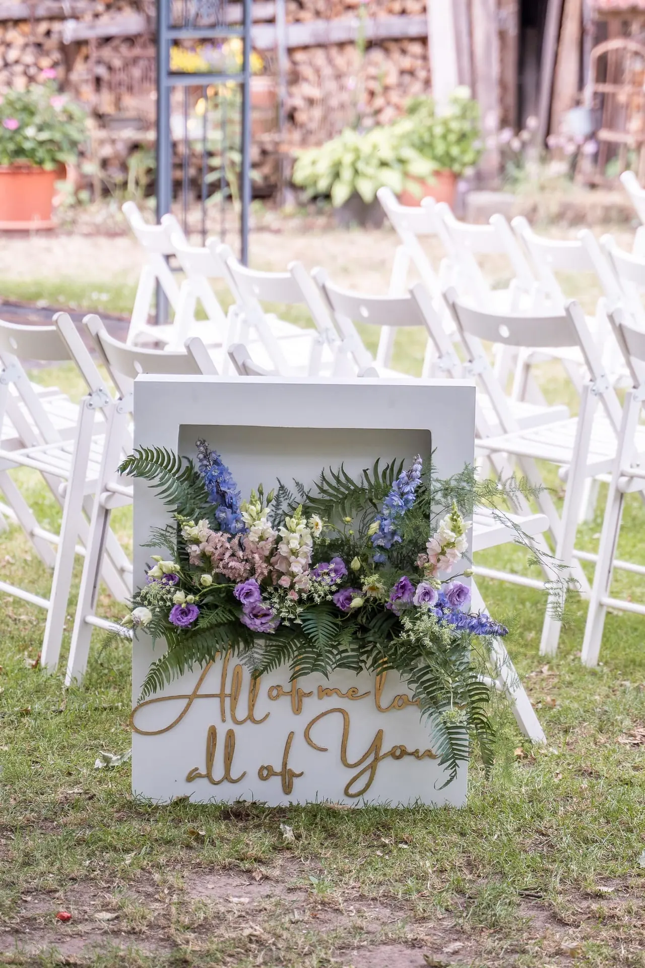 Willkommensschild mit Blumen bei einer freien Trauung